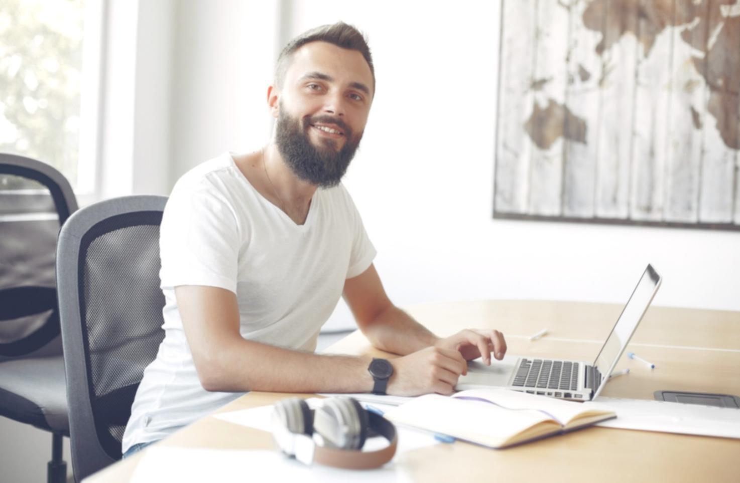 Espacio de trabajo organizado con planificación financiera