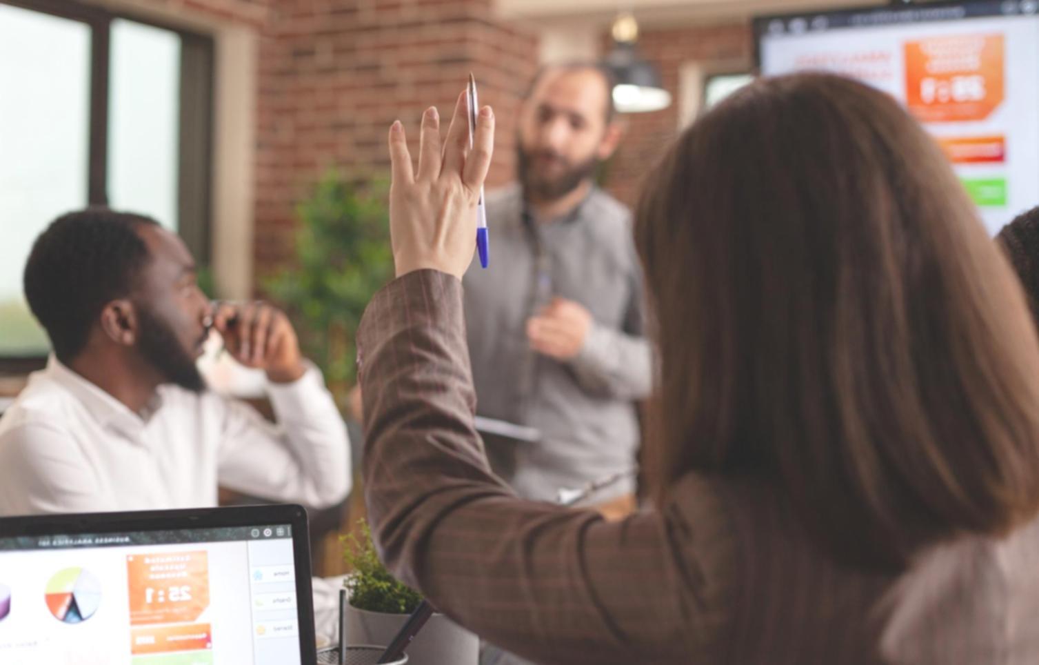 Persona trabajando en planificación financiera con documentos y calculadora