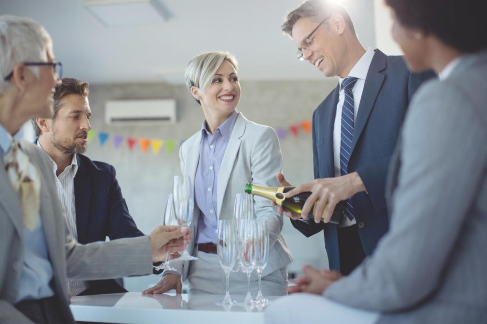 Persona organizando sus finanzas personales con documentos y calculadora