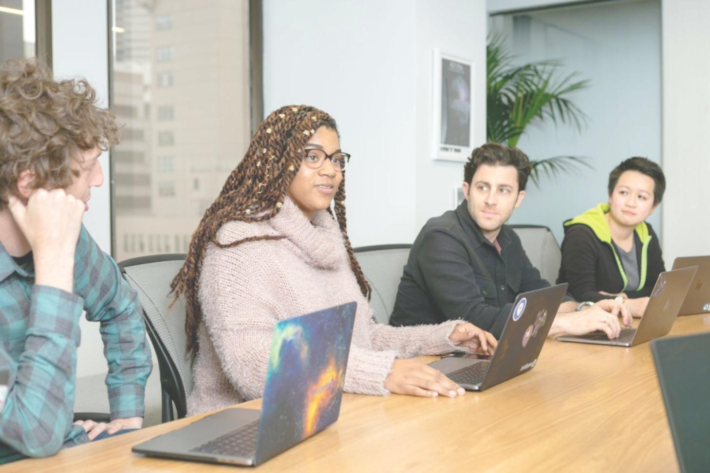 Estudiante aprendiendo métodos de presupuesto personal
